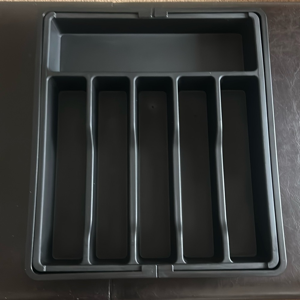 Silverware organizer adjustable width between 13-22.4 inches  Length 15 inches